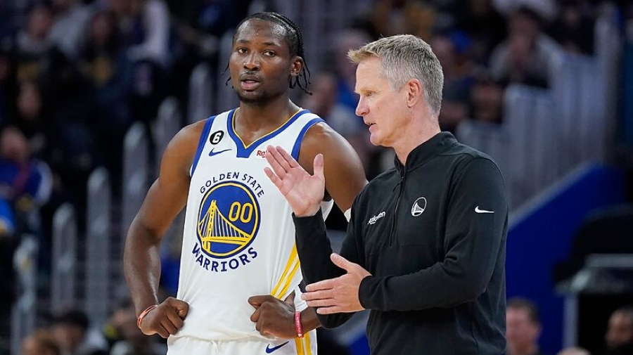 Τζόναθαν Κουμίνγκα: Οι Γουόριορς «βυθίζονται», αλλά αυτός... επιπλέει!