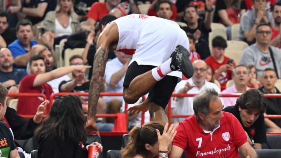 Το «τερμάτισε» ο διαχειριστής του λογαριασμού της ΚΑΕ Ολυμπιακός - Ο Μπολομπόι ντύθηκε... Φαίδωνας! (video)