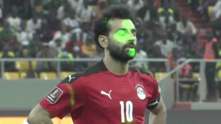 Σενεγάλη – Αίγυπτος: Τραγικό στιγμιότυπο με τα λέιζερ πάνω στον Σαλάχ! (video)