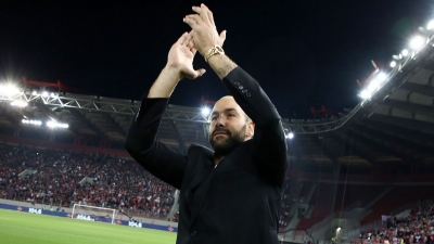 Ολυμπιακός: Η στιγμή της βράβευσης του Βασίλη Σπανούλη και η αποθέωση από τον κόσμο (video)