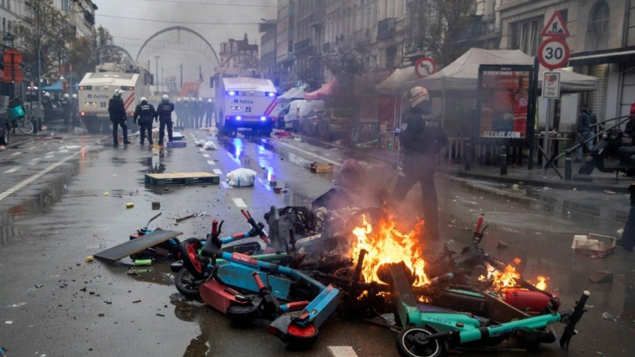 Σκηνικό... πολέμου στις Βρυξέλλες από άγριες συμπλοκές Μαροκινών και Βέλγων! (video)