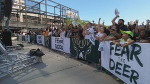 NBA Finals: Φίλοι των Bucks αγόρασαν εισιτήριο του Game 6 στον πιο πιστό οπαδό της ομάδας