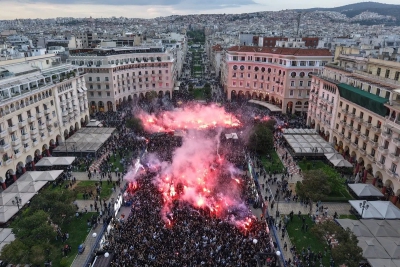 «Η πλατεία ήταν γεμάτη, με το νόημα που `χει κάτι...»: Οι δείκτες σχημάτισαν τη στιγμή και η Αριστοτέλους πήρε φωτιά! (video)