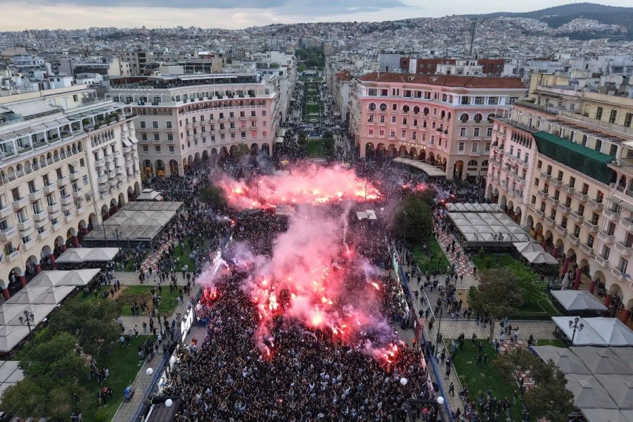 «Η πλατεία ήταν γεμάτη, με το νόημα που `χει κάτι...»: Οι δείκτες σχημάτισαν τη στιγμή και η Αριστοτέλους πήρε φωτιά! (video)