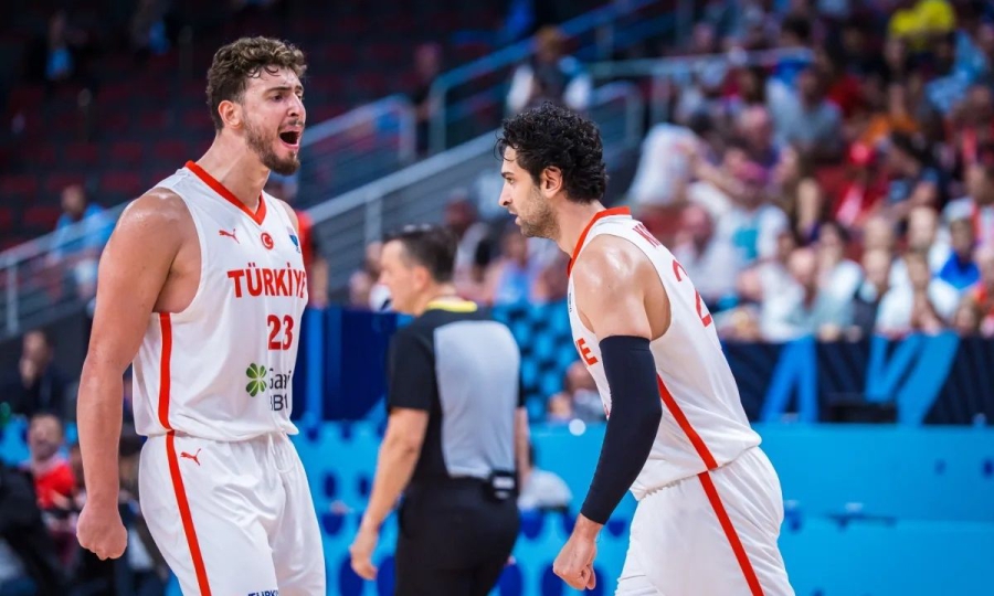 Ελλάδα - Τουρκία: Ο Σενγκούν τραγούδησε μαζί με τους φιλάθλους από το παρκέ! (video)