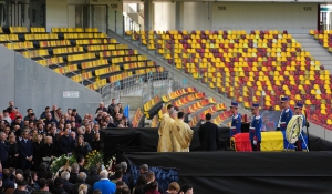 «Θα σε αγαπάμε για πάντα!»: Η Ρουμανία αποχαιρέτησε τον ποδοσφαιρικό «πατέρα» της - Αντίο με συνθήματα, σήμερα η κηδεία!