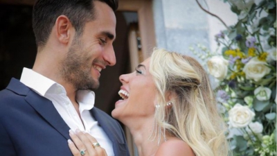 Γονάτισε ο Μάριος Καπότσης για την Κόνι Μεταξά – Έκανε πρόταση γάμου στην τραγουδίστρια!