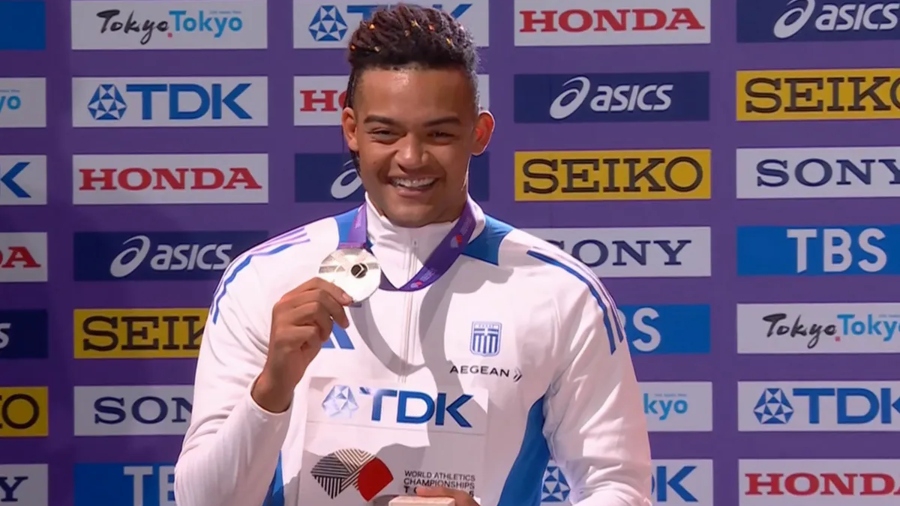 Η απονομή του μεταλλίου στον Καραλή (vid)