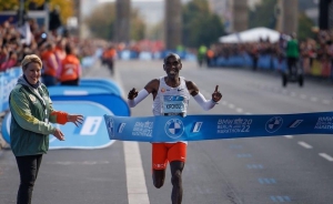 «Μυθικός» Κιπτσόγκε – Κατέρριψε ακόμα μια φορά το παγκόσμιο ρεκόρ στον Μαραθώνιο του Βερολίνου! (video)