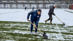 Ο Μεντιλίμπαρ καθάριζε με το φτυάρι το χιόνι για να αρχίσει η προπόνηση! (pic)