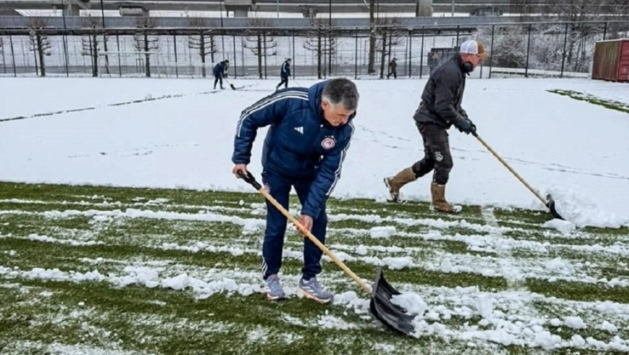 Ο Μεντιλίμπαρ καθάριζε με το φτυάρι το χιόνι για να αρχίσει η προπόνηση! (pic)