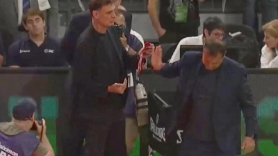 Αρνήθηκε να πάρει το λάβαρο του Ολυμπιακού ο Αταμάν! (video)