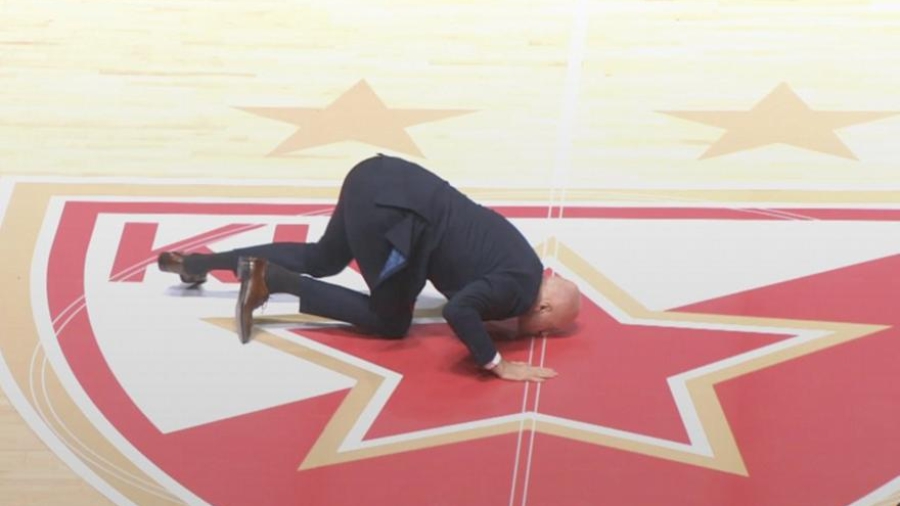 Τρομερή στιγμή στη  «Χάλα Πιονίρ»: Φίλησε το σήμα του Ερυθρού Αστέρα και αποθεώθηκε ο Ομπράντοβιτς!