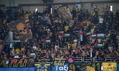 Οπαδοί της ΑΕΚ με δεκάδες σημαίες της Παλαιστίνης στο γήπεδο - Αποδοκιμασίες προς τους Ισραηλινούς