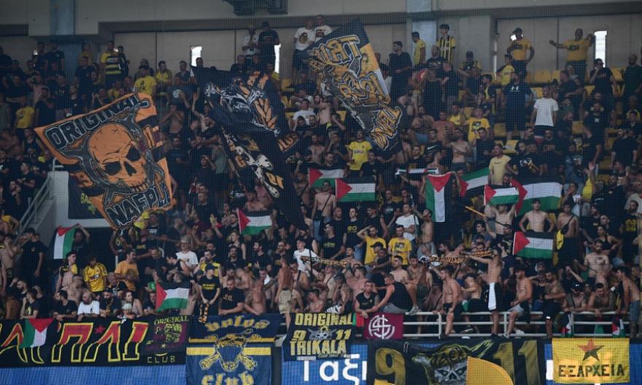 Οπαδοί της ΑΕΚ με δεκάδες σημαίες της Παλαιστίνης στο γήπεδο - Αποδοκιμασίες προς τους Ισραηλινούς