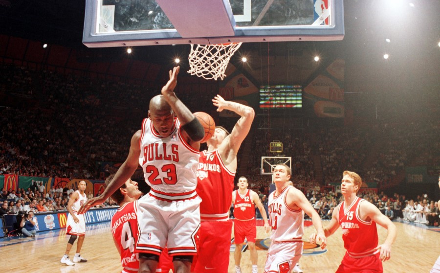 Το «Μάικλ Τζόρνταν vs Ολυμπιακός» δεν ήταν απλά ένα όνειρο, συνέβη το 1997 στο Παρίσι