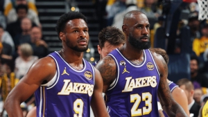 Οικογενειακή υπόθεση: Ο γιος Μπρόνι «τροφοδότησε» τον μπαμπά Λεμπρόν - Η πρώτη ever συνεργασία του NBA με παίκτες τέτοιας συγγένειας!