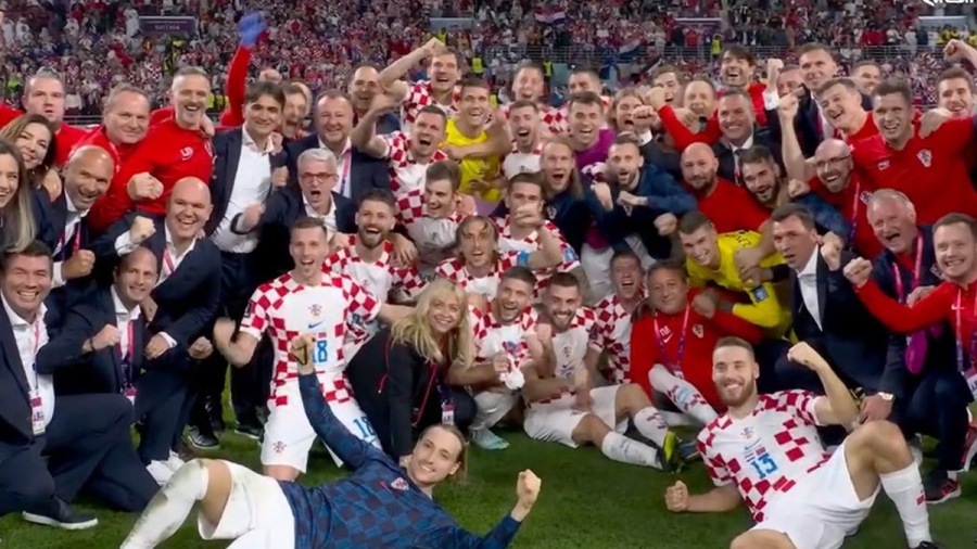 Πήρε το χάλκινο μετάλλιο η Κροατία και πανηγύρισε με τον Μόντριτς στη… μέση! (video)