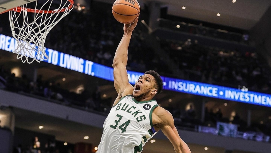 NBA: Τρομερή πενηντάρα από Γιάννη και επιστροφή στις νίκες για τους Μπακς! (video)