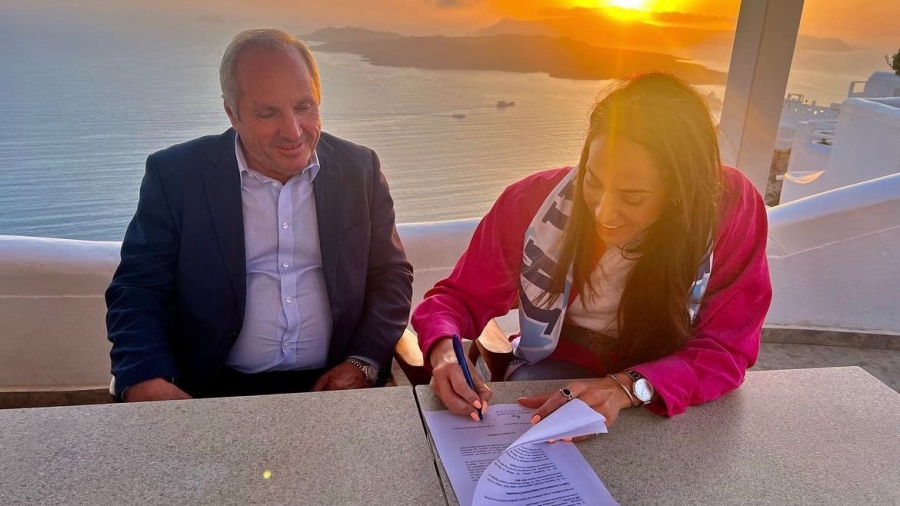 Υπογράφοντας με φόντο την Καλντέρα: Η Στέλλα Χριστοδούλου στον ΑΟ Θήρας