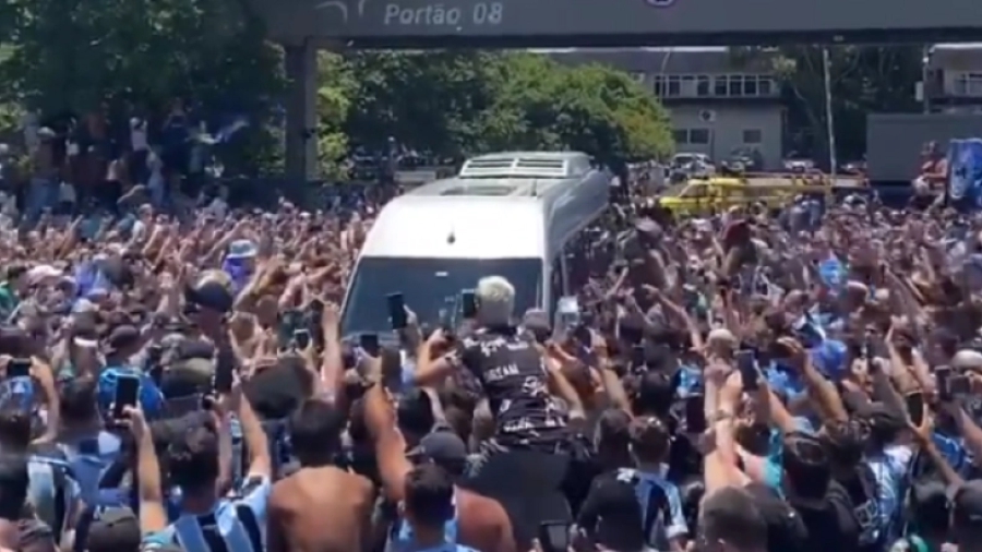 Λουίς Σουάρες: «Πανζουρλισμός» στην υποδοχή του στο Πόρτο Αλέγκρε, από τους φίλους της Γκρέμιο! (video)