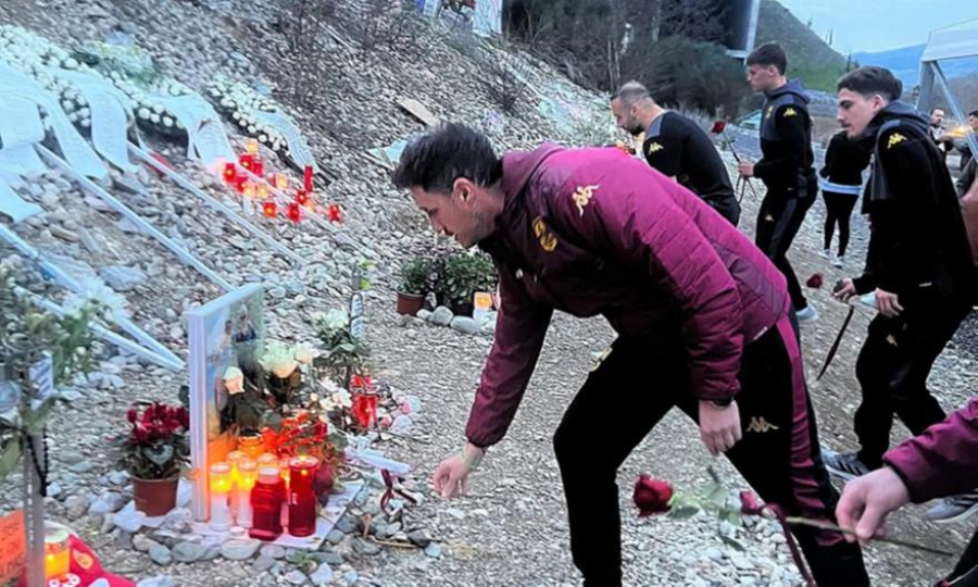 Σπουδαία κίνηση από τον Άρη: Έκανε στάση στα Τέμπη και άφησε 57 τριαντάφυλλα!