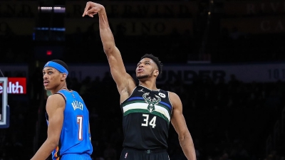 Αντετοκούνμπο για το απόλυτο στα τρίποντα: «Η σκληρή δουλειά κερδίζει το ταλέντο!»