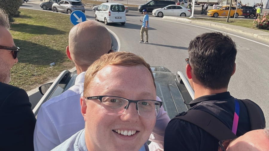 Τελικός Champions League: Η τρέλα δεν έχει όρια - Φίλος της Σίτι πήγε στο γήπεδο «αγκαλιά» με ultras της Ίντερ στην... καρότσα ενός αγροτικού! (video)