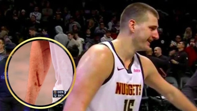 Ο Γιόκιτς «μάτωσε» τη φανέλα… κυριολεκτικά! (video)