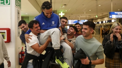 Μετά τη Γλασκώβη, ο Καραλής «πέταξε» και στις αγκαλιές των φίλων του! (video)