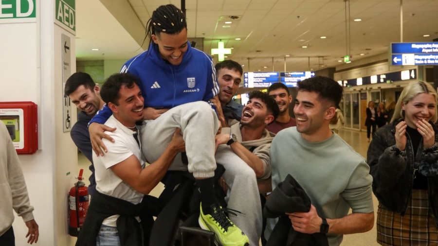 Μετά τη Γλασκώβη, ο Καραλής «πέταξε» και στις αγκαλιές των φίλων του! (video)