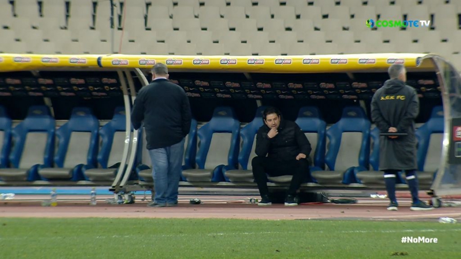 ΑΕΚ – ΠΑΟΚ: Παρέμεινε στον πάγκο ο Γιαννίκης μετά τη λήξη (video)