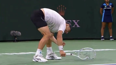 Επική στιγμή στο Ίντιαν Γουέλς: Ο Γκρίκσπουρ «ισοπέδωσε» τη ρακέτα του, έμεινε... μόνο η λαβή! (video)