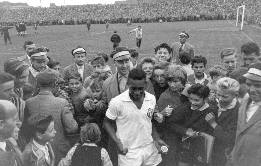 Οι «αυστηροί» Γερμανοί υποκλίθηκαν στον, 18χρονο τότε, Πελέ στο Μίλερντορ του Σαν Πάουλι!