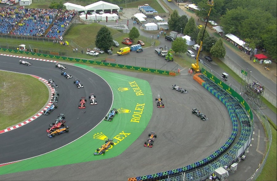 Grand Prix Ουγγαρίας: Απίστευτη «καραμπόλα» με επτά μονοθέσια στην εκκίνηση! (video)