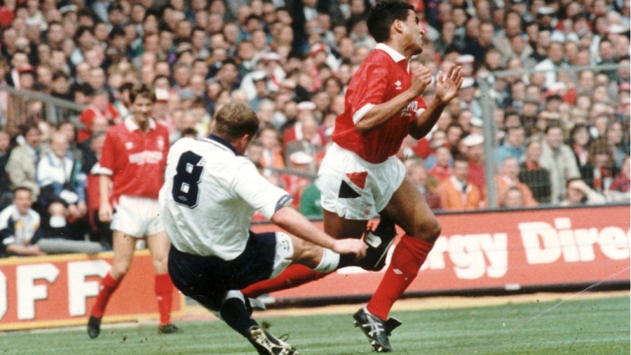 Νότιγχαμ Φόρεστ vs Τότεναμ: Η κόκκινη κάρτα που θα έσωζε την καριέρα του Γκασκόιν και ένας ευρωπαϊκός τελικός που στέρησε μια δωροδοκία! (video)