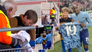 Το ποδόσφαιρο είναι ο Λουίς Ντίας, ο πατέρας του και εκείνο το παιδί στο Άλκμααρ – Άστον Βίλα! (video)