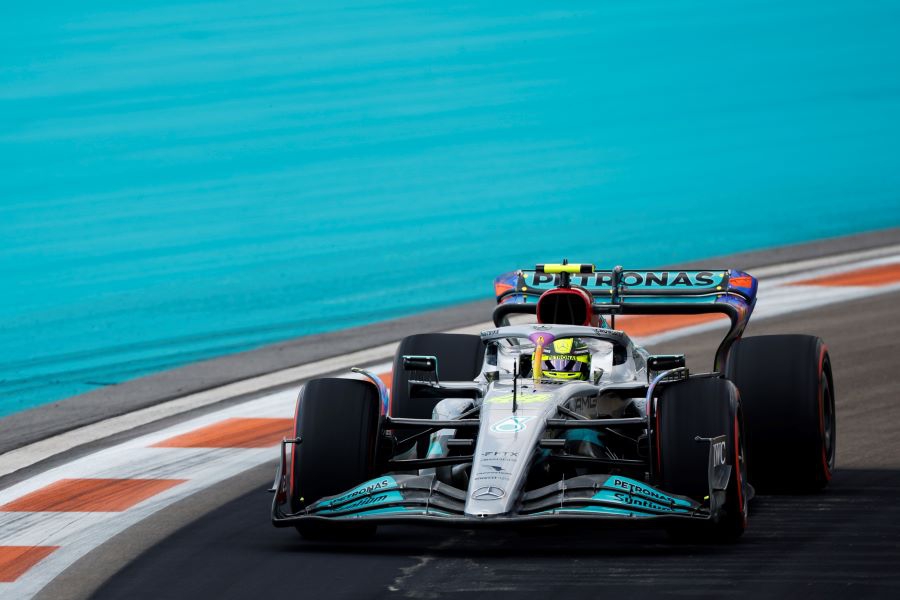 Formula 1: Ο Ράσελ έκανε την έκπληξη στις ελεύθερες δοκιμές – Νέα σύγκρουση για Σάινθ, πρόβλημα αξιοπιστίας στη Red Bull του Φερστάπεν (video)