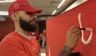 Ο «ζωγράφος» Φουρνιέ και το γκράφιτι-πανό της ομάδας του Ολυμπιακού! (video)