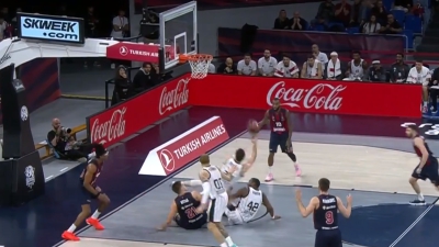 Γίνεται να βάλεις καλάθι πέφτοντας; Ο Σενγκέλια πάντως το έκανε! (video)