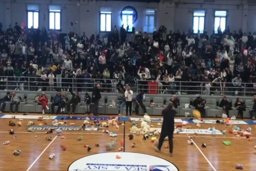 Ο ΑΟ Μυκόνου γέμισε το γήπεδο με λούτρινα αρκουδάκια α λα Μπέτις! (video)