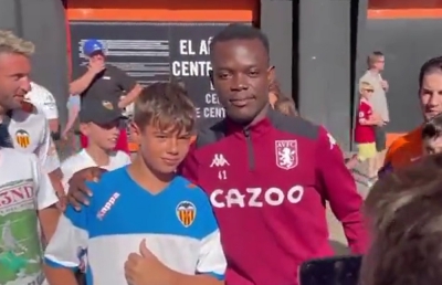 Απίθανος τύπος έβγαλε φωτογραφίες με οπαδούς της Βαλένθια γιατί τον πέρασαν για ποδοσφαιριστή της Άστον Βίλα! (video)