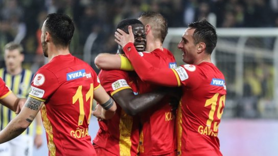 Φενέρμπαχτσε - Καϊσερισπόρ: Σκόραρε ο Κολοβέτσιος με «καρφωτή» κεφαλιά! (video)