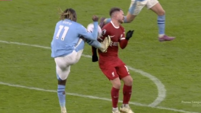 «Κανένα πέναλτι!»: Πανικός στο φινάλε του Λίβερπουλ-Σίτι στο 90+8', φωνές για το μαρκάρισμα του Ντοκού! (video)