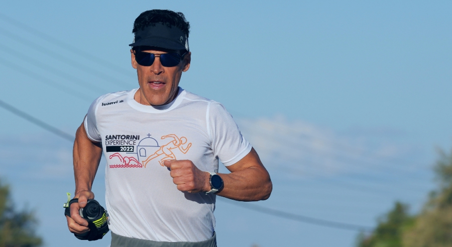 Ο Ντιν Καρνάζης στο BN Sports: «Τρέχω για να νιώθω ελεύθερος, μετανιώνω που δεν γνώρισα την Ελλάδα νωρίτερα στη ζωή μου»