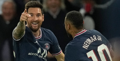 Ο Νεϊμάρ βραβεύει τον MVP του γαλλικού σούπερ καπ... Λιονέλ Μέσι!