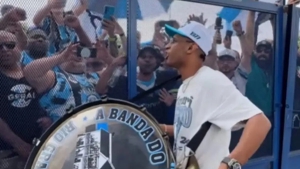 Σα να μην πέρασαν... 2.520 μέρες: Ο Τετέ απολαμβάνει τους οπαδούς της Γκρέμιο με τυμπανοκρουσίες! (video)