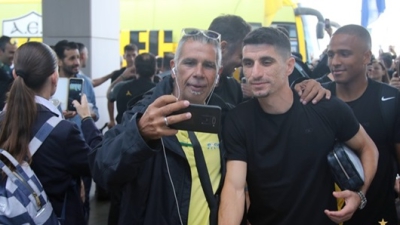 Ένα ταξίδι με ένα όνειρο: Η πτήση της ΑΕΚ στη Μασσαλία, η αποθέωση και η τελευταία προπόνηση! (video)