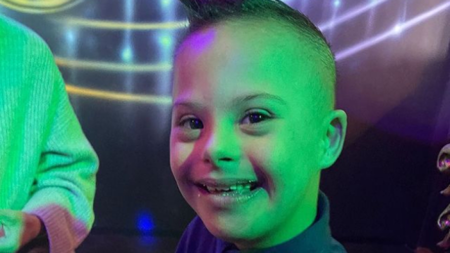 «Χαρούμενη Παγκόσμια Ημέρα για το Σύνδρομο Down» από τον Ελαμπντελαουί δίπλα στον γιο του