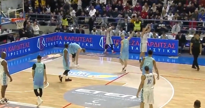 Ο Γουόκαπ σταμάτησε με φάουλ την «ποδιά» του Λαρεντζάκη κι εκείνος ζήτησε αντιαθλητικό! (video)